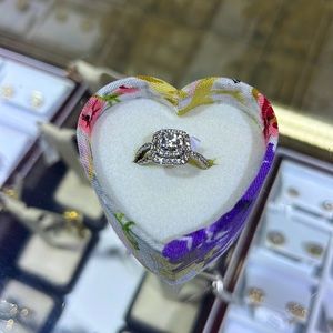 14k white gold ladies diamond ring